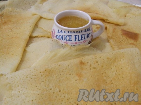 И в этот тёплый медовый сироп либо погружаете блины, либо обильно поливаете блинчики.
