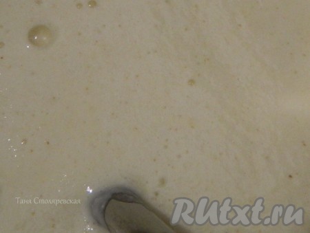 В глубокой миске в тёплой воде (температура воды около 40 градусов) размешиваем сахар и дрожжи. Сразу сюда же вбиваем яйцо, перемешиваем, всыпаем манную крупу, соль, разрыхлитель и муку, тщательно перемешиваем. Тесто должно получиться однородным (в нём не должно быть комочков), достаточно жидким. Накрываем миску пищевой плёнкой и в тёплом месте оставляем минут на 40-45 для подъёма. За это время дрожжи заработают, манка набухнет и тесто увеличится в объёме. Перемешиваем тесто.