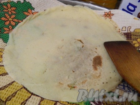 Когда блин весь покроется пузырьками, значит он готов. Марокканские блины "Багрир" жарятся только с одной стороны и получаются тоненькими. Очень аккуратно перекладываем блинчик на чистое, сухое полотенце и даём немного остыть. Аналогично жарим блины из оставшегося теста и выкладываем на полотенце. Желательно готовые горячие блины друг на друга не класть, так как поверхность блинчиков сомнётся. Только после того как блины немного остынут, их можно складывать стопочкой на тарелку.
