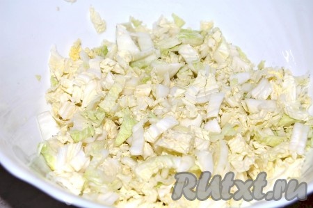 В миску нарезать мелко пекинскую капусту.