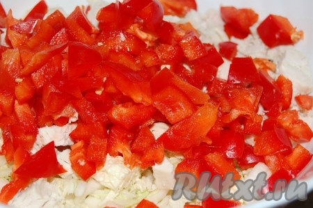Сладкий перец нарезать кубиками небольшого размера.