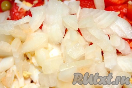 Лук репчатый мелко нарезать. Желательно использовать лук сладких сортов.