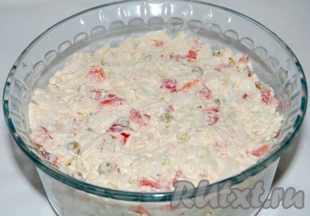 Все перемешать, посолить, заправить майонезом и выложить в салатницу. Верх салата "Красная шапочка" разровнять.
