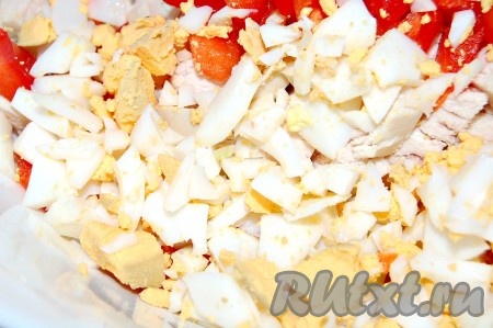 Добавить измельченное яйцо.