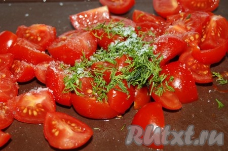 Помидоры нарезать небольшими кусочками. Добавить мелко нарезанный укроп и соль. 