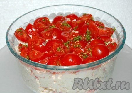 Помидоры перемешать и выложить ими верхний слой салата. Это будет нашей "Красной шапочкой".