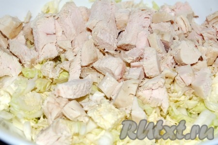 Вареную курицу нарезать мелкими кусочками.