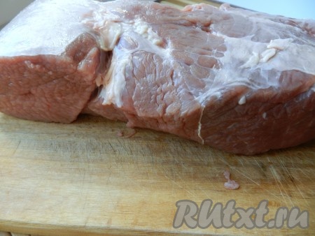 Мякоть свинины вымыть, обсушить, очистить от плёнок.
