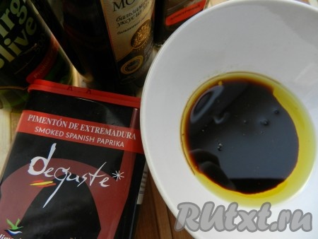 Для приготовления маринада смешать оливковое масло, соевый соус, бальзамический уксус, добавить паприку, тщательно перемешать.
