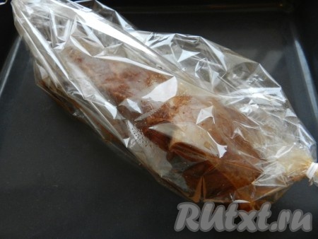 Замаринованную свинину поместить в рукав для запекания, завязать рукав с обеих сторон. Положить на противень и поставить в разогретую до 200 градусов духовку на 1 час. Затем рукав аккуратно разрезать, слить соус и вынуть мясо.
