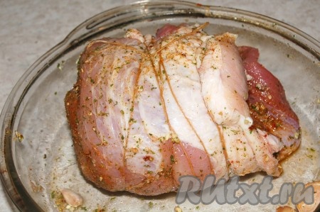 Свернуть свинину рулетом или полурулетом и обвязать кулинарными (обычными толстыми) нитками вокруг куска, сохраняя целостность куска мяса.
