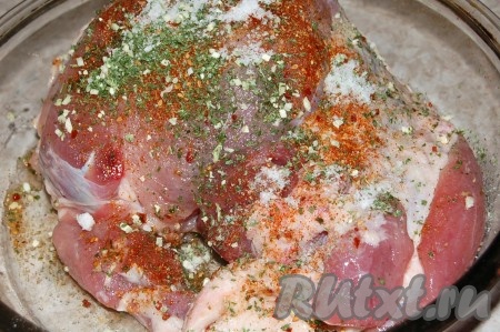 Со всех сторон мясо посолить и обсыпать специями.