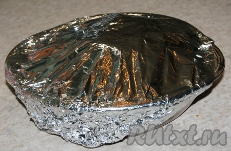 В форму для запекания положить рулет из свинины, подлить в форму воды, закрыть фольгой, плотно прижав фольгу к поверхности формы. Отправить рулет из свинины запекаться в заранее нагретую до 220 градусов духовку. Через 30 минут снизить температуру до 170 градусов и оставить форму со свининой в духовке ещё на 60 минут.
