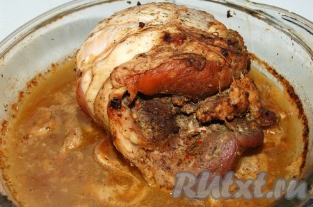 Затем выключить духовку, а рулет из свинины можно оставить остывать прямо в духовке. Остывшее мясо вытащить и снять фольгу с формы.
