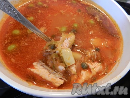 Когда картофель сварится, добавить в суп заправку из огурцов и лука, разделанную рыбу, каперсы и оливки. По вкусу посолить, поперчить, добавить лавровый лист, довести до кипения и выключить. Дать рыбной солянке настояться 20 минут и подавать.
