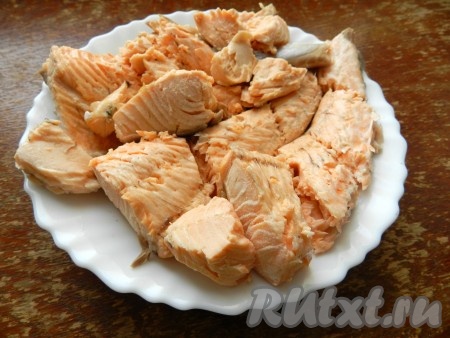 Сваренную рыбу очистить от кожуры и костей, разделить на кусочки.