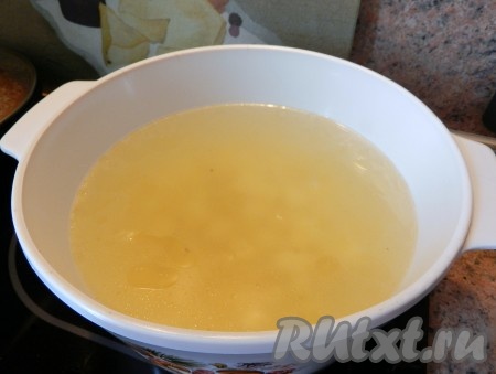 Рыбный бульон процедить, довести до кипения, добавить нарезанный кубиками картофель и варить до готовности картофеля.