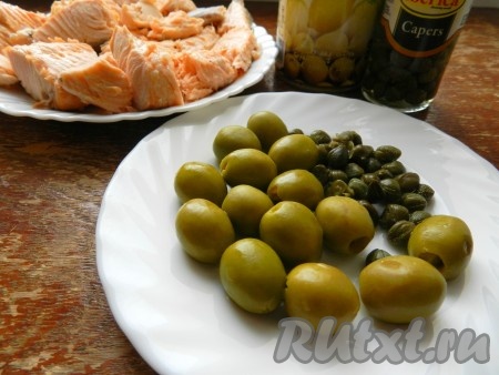 Приготовить каперсы и оливки для нашей рыбной солянки.
