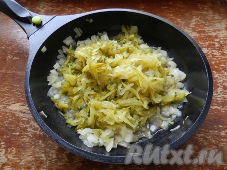 Обжарить на растительном масле сначала лук, затем добавить огурцы, немного обжарить все вместе.