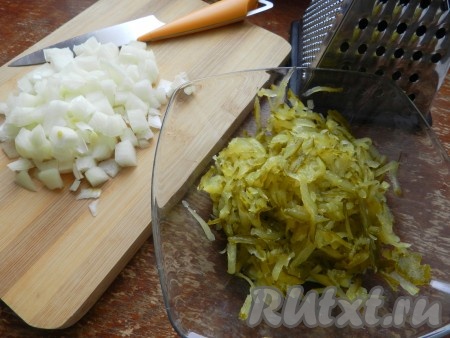 Вторую луковицу нарезать кубиками, огурцы натереть на терке.