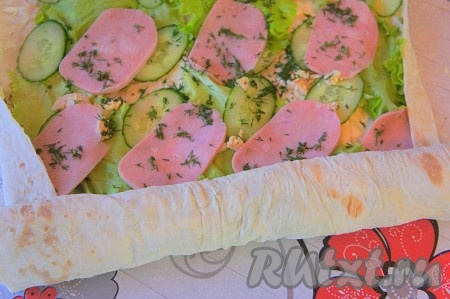 Края лаваша подогнуть.
