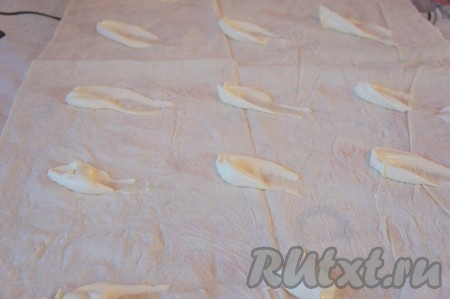 Лаваш по всему периметру смазать плавленным сливочным сыром, тщательно промазывайте и края лаваша.