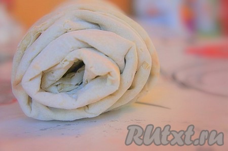 Свернуть лаваш (!) плотным рулетом.
