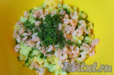 Зелень укропа мелко нарезать, добавить в салат.