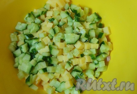 Огурец нарезать мелким кубиком. Добавить к ветчине и сыру.