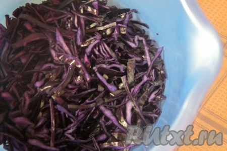 Капусту тонко нашинковать.