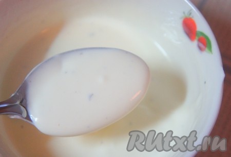 Готовим заправку. Заправку я использовала как для салата&nbsp;Cole Slaw.&nbsp;Для этого смешать в отдельной миске венчиком все ингредиенты для заправки (сахар, майонез, молоко, кефир, лимонный сок, уксус, соль и смесь перцев).
