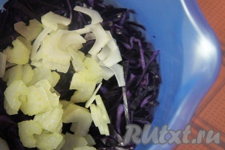 Сельдерей очистить, нарезать и добавить к капусте.