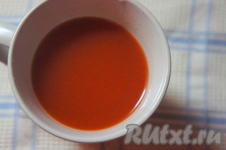 В отдельной ёмкости соединить томатную пасту, соль по вкусу и сахар, влить кипячёную воду, перемешать получившуюся подливу.
