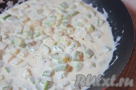 Добавить сливки, соль, чёрный молотый перец, мускатный орех, убавить огонь, накрыть крышкой сковороду или сотейник и готовить кабачок ещё 3-5 минут на медленном огне.
