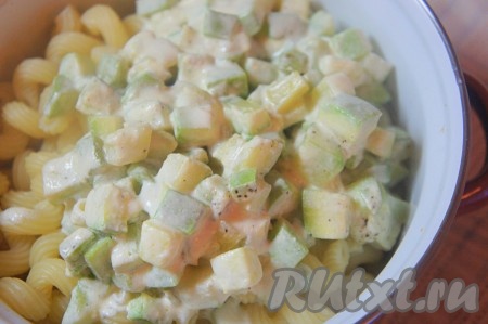 Кабачок добавить к пасте.