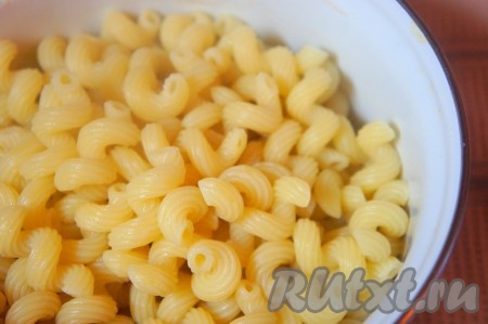Пасту отварить в подсоленной воде с добавлением оливкового масла до полуготовности или, как говорят итальянцы, до состояние альденте (al dente) - состояние итальянской пасты, когда она уже готова, однако еще достаточно твердая и не успела развариться.&nbsp;