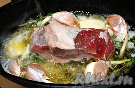 Жарить баранину с двух сторон на среднем огне, до полной готовности. Время готовности зависит от качества баранины и выбранного куска. В среднем по 10 минут с каждой стороны.