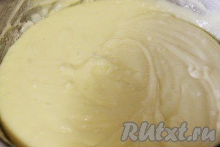 Остывший заварной крем смешать со взбитой масляно-сахарной массой. Важно чтобы две части крема при смешивании были одинаковой температуры.
