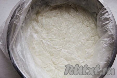 Бисквит готов, можно заняться приготовлением крема для торта "Ананасовый". &nbsp;Для этого 300 грамм молока довести до кипения, остальное холодное молоко развести с крахмалом и мукой, размешать до однородной массы. Полученную массу ввести в кипящее молоко и варить на медленном огне, при постоянном помешивание до загустения. Крем должен быть густым и похож на однородное пюре. Готовый крем снять с огня и взбить миксером, накрыть пищевой пленкой, чтобы она прилегала плотно к крему, без воздушного зазора, дабы избежать образования корочки. Оставить крем остывать.
