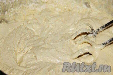 Крахмал, разрыхлитель и муку просеять в желтковую массу.