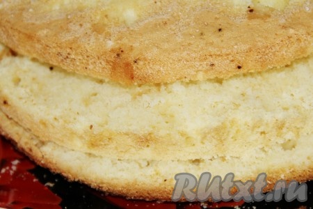 Отлежавшийся бисквит разделить на три одинаковых коржа. Каждый корж пропитать сиропом от консервированного ананаса.