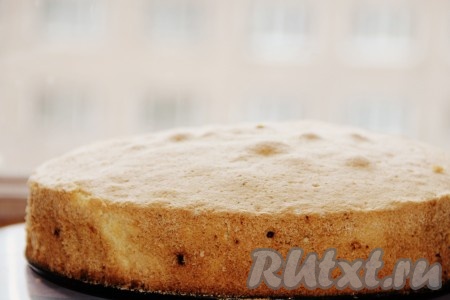 Выпекать бисквит при температуре 180 градусов 30-40 минут. Оставить бисквит на 5-6 часов.