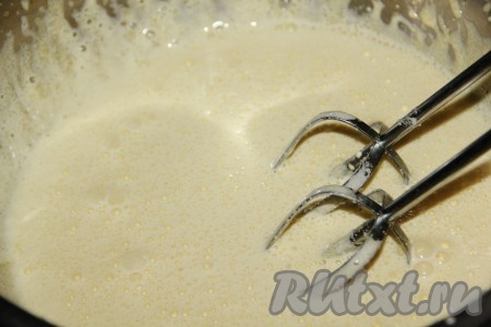 Желтки растереть с сахаром, постепенно добавить воду.