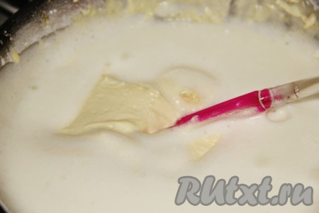 Белки взбить и добавить аккуратно к основной массе.