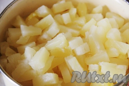 Ананасы подсушить полотенцем.