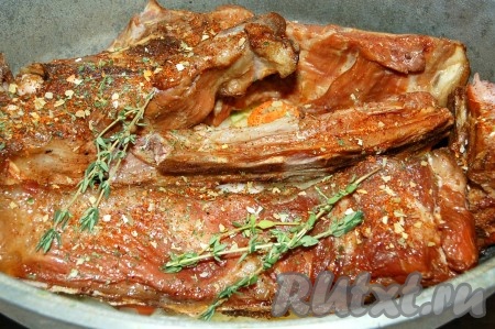 На слой овощей выложить обжаренные копченые ребрышки. Добавить специи, соль.