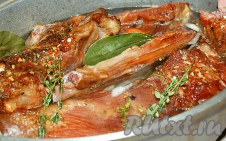 Долить горячей воды, чтобы все содержимое кастрюли было покрыто водой. Добавить лавровый лист.