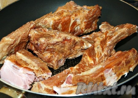 Обжарить копченые ребрышки на растительном масле до легкой румяности.
