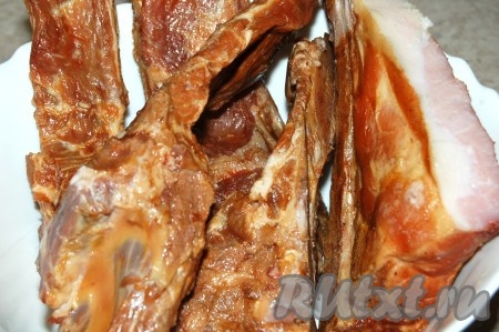 Приготовить копченые ребрышки. Помыть, поскоблить.