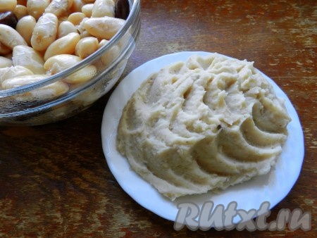Примерно 1/3 отваренной фасоли размять в пюре при помощи блендера, добавив немного воды, в которой варилась фасоль.
